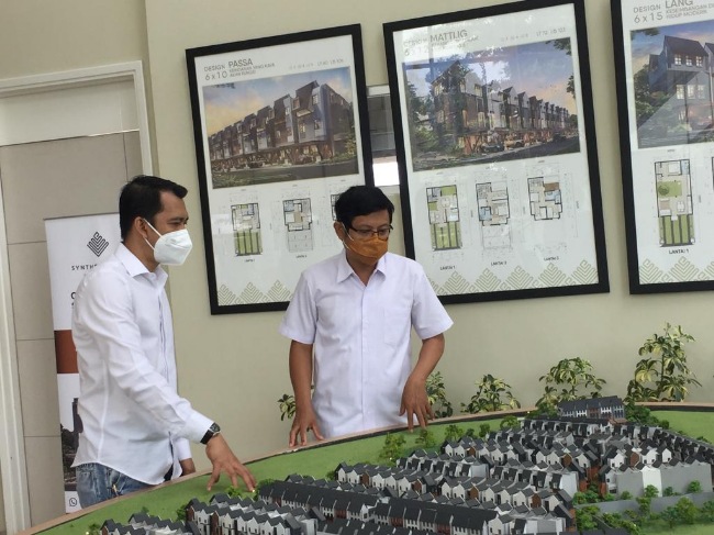 SYNTHESIS DEVELOPMENT HADIRKAN MATTLIG, RUMAH 3 LANTAI DENGAN DUA INDOOR GARDEN